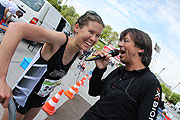 Bianca Meyer, Siegerin des Halbmarathons 2010 mit Moderator Peter Maisenbacher (Foto: MartiN Schmitz)